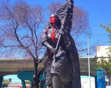 Siguen las manifestaciones violentas: vandalizaron el monumento a Evita en Avellaneda