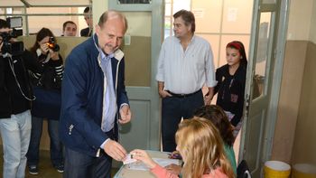 El candidato a gobernador de Santa Fe por el Frente Justicialista para la Victoria, Omar Perotti, quien comparte formula con el secretario de Transporte, Alejandro Ramos, realiza sus tramites previo a emitir su voto en la ciudad de Rafaela, en el centro oeste de la provincia, en el marco de la elecciones Primarias Abiertas Simultaneas y Obligatorias que se llevan a cabo en el día de hoy. El candidato a gobernador de Santa Fe por el Frente Justicialista para la Victoria, Omar Perotti, quien comparte formula con el secretario de Transporte, Alejandro Ramos, realiza sus tramites previo a emitir su voto en la ciudad de Rafaela, en el centro oeste de la provincia, en el marco de la elecciones Primarias Abiertas Simultaneas y Obligatorias que se llevan a cabo en el día de hoy.