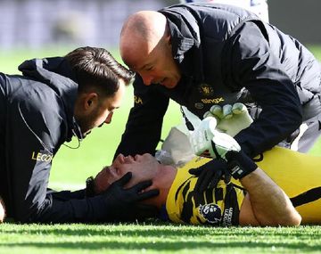 El Dibu Martínez tuvo que ser intervenido por una fractura en la mandíbula y estará un tiempo sin poder jugar