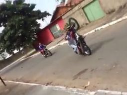 Quiso hacer una pirueta y rompió la moto Quiso hacer una pirueta y rompió la moto