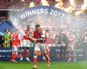El chileno Alexis Sánchez descorchando un champagne durante la celebración de la FA Cup