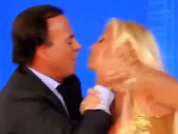 Tras la denuncia, se viralizó un viejo video de Julio Iglesias acosando a Susana