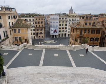La Plaza Espa&ntilde;a desolada por el aislamiento que dispuso el gobierno de Italia ante el coronavirus