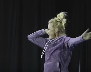 La verdugo de Ronda Rousey vuelve a la acción y se prepara a puro baile