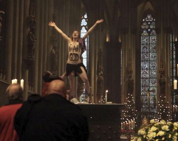 Una mujer se subió desnuda al altar en la misa de Navidad