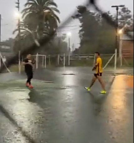 Ni la lluvia lo paró: Marcos Rojo jugó un partido con amigos bajo el diluvio