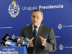 Álvaro Delgado aseguró que el gobierno planea reunirse con el próximo presidente electo argentino por la diferencia cambiaria. Álvaro Delgado aseguró que el gobierno planea reunirse con el próximo presidente electo argentino por la diferencia cambiaria.