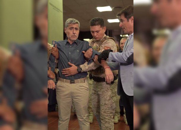 Córdoba: estrenaron los guantes eléctricos en el cuerpo del Ministro de Seguridad