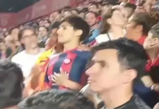 Un hincha de San Lorenzo apareció en la tribuna de Argentinos: así lo sacaron