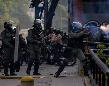 Militares chocaron con opositores a Nicolás Maduro