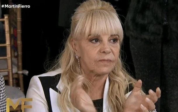 La reacción de Claudia Villafañe ante la versión de que pidió bajar a Dieguito del homenaje a Maradona