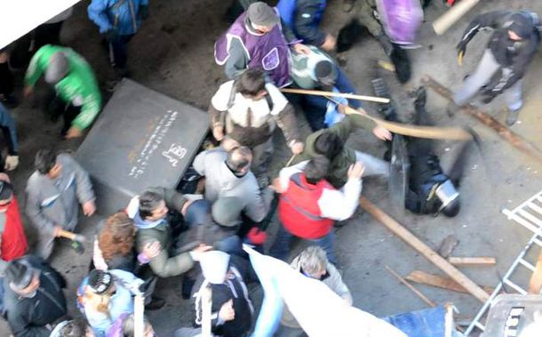 Docentes fueguinos acusan de traidora a la gobernadora Ríos