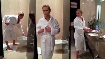 el video de jennifer lawrence en bata que se volvio viral: ¿se lava las manos? el video de jennifer lawrence en bata que se volvio viral: ¿se lava las manos?