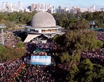 Miles de jóvenes cantaron contra Milei en un evento de Olga: El que no salta...