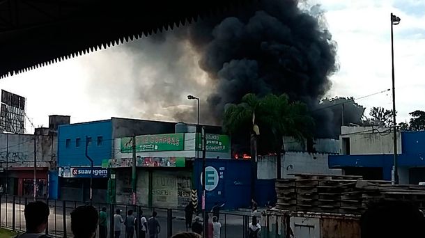Se incendia un centro comercial en Ituzaingó