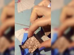 Compró un chocolate, lo abrió y se encontró con una desagradable sorpresa