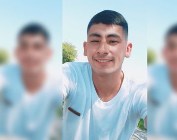 Kevin vende bolsas de residuos casa por casa y a cada cliente le deja un CV para tener un empleo: Sólo quiero trabajar