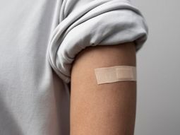 Este sencillo y viral truco casero explica cómo colocarse la curita para que no se salga.&nbsp;