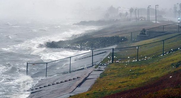 La costa de Estados Unidos ya siente los efectos del huracán Harvey
