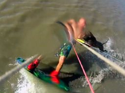 Brutal ataque de un pitbull a un kitesurfista: casi le destroza un brazo
