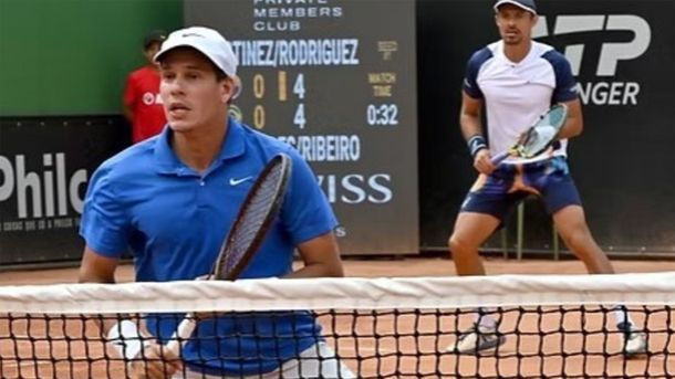 La parejq de tenistas durante el partido que terminó con polémica y detenciones.