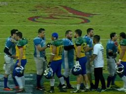 Los jugadores se saludan tras el histórico match (foto: captura ESPN)