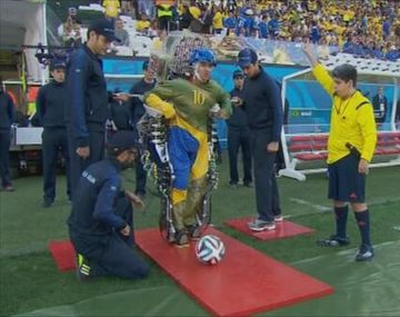 ¿Quién es el joven parapléjico que dio el puntapié inicial del Mundial?