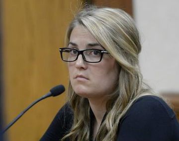 Le prohíben usar el celular a una mujer que atropelló a otra por mandar un SMS