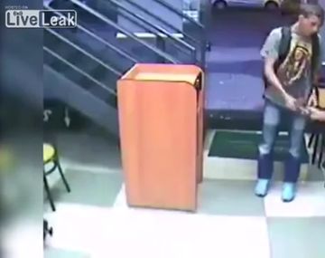 La comida ante todo: mirá la increíble reacción de un joven durante un robo