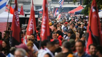 El PIT-CNT empezará a delinear la semana próxima la estrategia para la recolección de firmas del plebiscito. El PIT-CNT empezará a delinear la semana próxima la estrategia para la recolección de firmas del plebiscito.