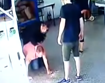 Policía que hacía guardia en un supermercado redujo y fracturó a un cliente de 80 años que no tenía barbijo