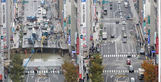 El enorme agujero que apareció en una ciudad japonesa y fue reparado en apenas 48 horas.