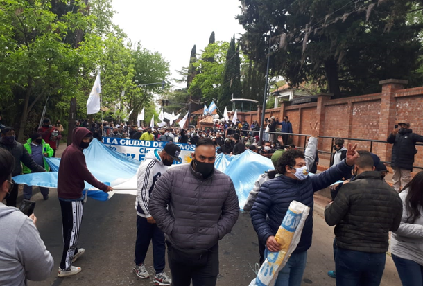 Agrupaciones políticas se manifestaron a favor de Alberto Fernández frente a la Quinta de Olivos