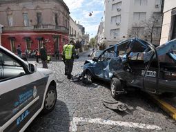 Robaron, interrumpieron una maratón y chocaron tres autos