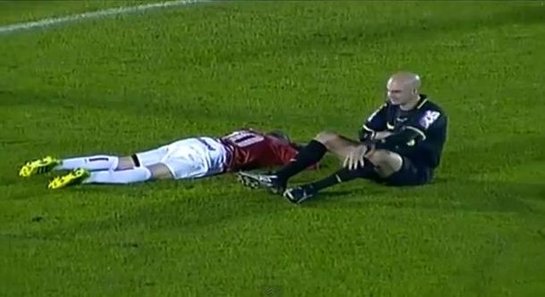 El insólito foul de un árbitro a DAlessandro en Brasil