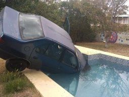 Un auto sin conductor atropelló a su dueña y cayó a una piscina