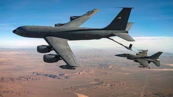 El KC-135 Stratotanker se utiliza para reabastecer aviones de combate. El KC-135 Stratotanker se utiliza para reabastecer aviones de combate.