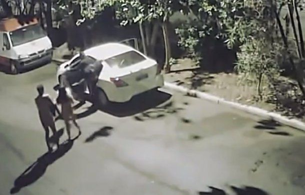 VIDEO: Tenían sexo en el auto, pero fueron asaltados y les robaron el vehículo