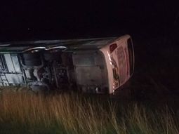 Un micro volcó en ruta 2 a la altura de Castelli: hay 3 heridos graves