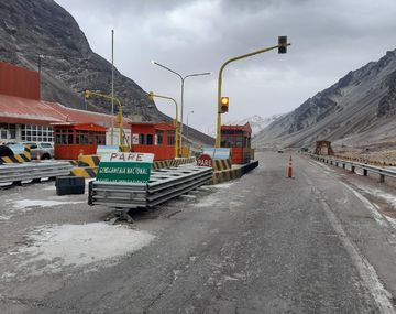 Cierran paso Cristo Redentor por nevadas: hay cientos de chilenos varados en Mendoza