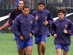 El delantero junto a Guillermo, Riquelme y Schiavi