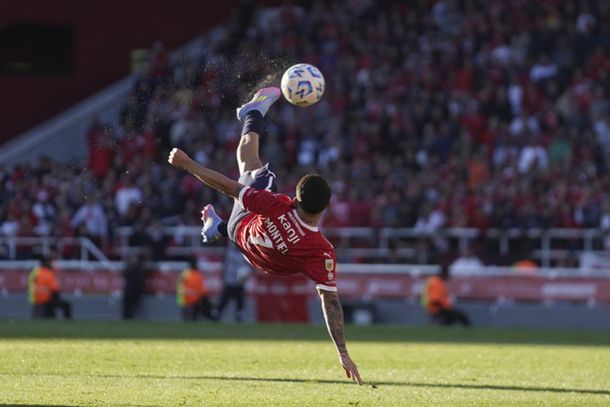 De chilena y para el delirio: el golazo de Santiago Montiel para abrir el marcador en Avellaneda