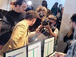 Ciudad: Santiago Caputo llegó al debate hecho un rockstar Ciudad: Santiago Caputo llegó al debate hecho un rockstar