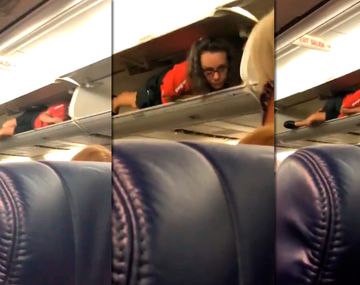 Una azafata se metió adentro del portaequipaje del avión para saludar a los pasajeros
