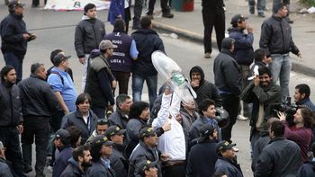 violentos incidentes en panamericana entre gendarmeria y colectiveros de la linea 60 violentos incidentes en panamericana entre gendarmeria y colectiveros de la linea 60