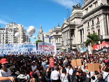 Al menos 50 mil docentes se concentran en el Ministerio de Educación