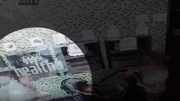 Coronavirus: escupió a un bebé porque le pidieron distancia