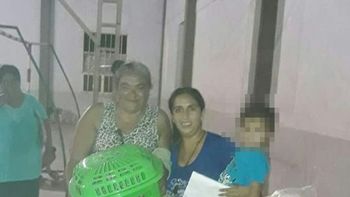 Un intendente regaló escobas y cestos para ropa por el Día de la Mujer Un intendente regaló escobas y cestos para ropa por el Día de la Mujer