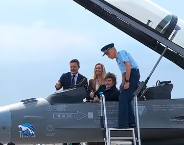 El curioso ploteo que hicieron a un avión F-16 en honor a Javier Milei