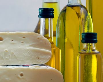 Un queso cremoso y un aceite de oliva fueron prohibidos por la ANMAT